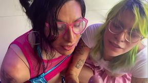 Tranny ANAL profundo, Sissy con faldita penetrada y follada por la boca con ensalivado