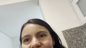 Sexo l&eacute_sbico con la hermanastra de mi esposo en la cocina mientras prepara el desayuno y mi esposo esta en la habitaci&oacute_n