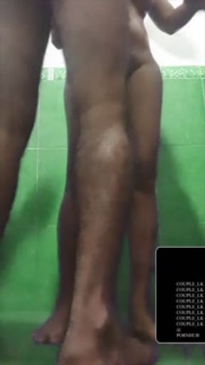 (ලීක් වුණ සම්පූර්ණ වීඩියෝ එක) නාගන්න ගිය ගමන් කොල්ලයි කෙල්ලයි බලන්නම ඕනෙ. Bathing with SL Girl