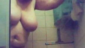 Spy granny Marie ans prends sa douche