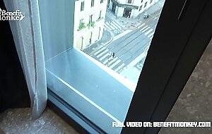 RAGAZZA ITALIANA mi fa un pompino bavoso e viene scopata alla finestra! DIALOGHI ITA