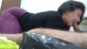 GYM BLOWJOB, SHE ARRIVES THIRSTY FOR A WET BLOWJOB