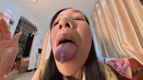 8K VE360 MARTINA ate chicken and licked the dwarf's table to humiliate the dwarf