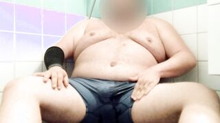 Watch as a big-dicked stud takes a leak in a steamy shower and gets a huge facial in douche 4Gayfans