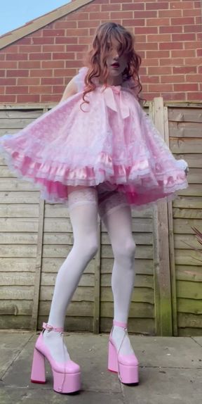 Sissy wearing a mask and dancing and blowing kisses