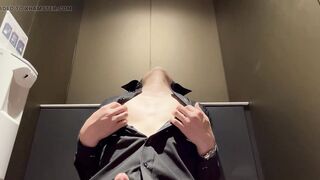 Nip getting off in a public wc