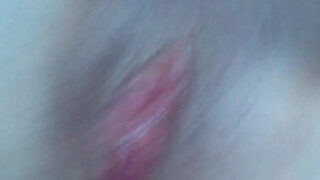 Ihr erster Analverkehr treibt diese Schlampe zu einem explosiven Orgasmus.