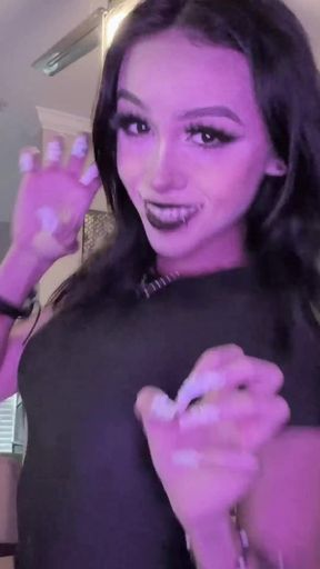 Amateur teen exposes her onlyfans content