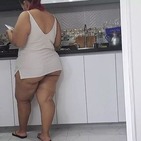 I masturbate watching my stepmother&#039;s big butt in the kitchen