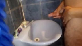 Un nueva paja, esta vez hago acabar a mi marido en el baño despues de lavarse los dientes