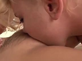 Mama liże cipę modej sąsiadki