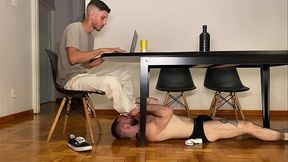 Worshipping his feet while he'_s working