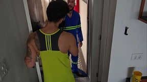 TECNICO DA INTERNET VEIO FAZER UM REPARO E CAI DE BOCA NA ROLA DELE E AINDA GANHEI LEITE NO CUZINHO. - PARTE I