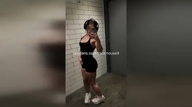 18yo Yoga Fails: Virgin pussy gapes live on TikTok stream