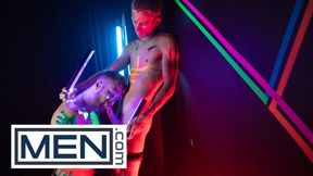 MÄNNER - Nachdem Theo Brady Olivier Roberts Arschloch gebohrt hat, zielt er auf seinen Mund, um sein Sperma hinein zu schießen