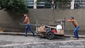 Catadores de papel&atilde_o transando com dois amigos!