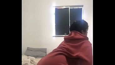 CAMERA ESCONDIDA FLAGRA NOVINHA SE MASTURBANDO NO BANHEIRO DOS HOMENS