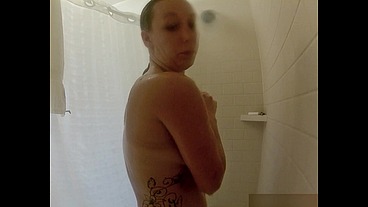 Nicci Taylor takes a sexy shower