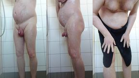 nackter nylonjunge steht nass in der dusche