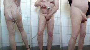 nackter nylonjunge steht nass in der dusche