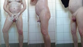 nackter nylonjunge steht nass in der dusche