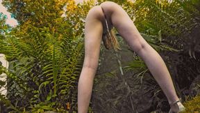 garden peas- nudist gardner girl takes a ****
