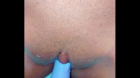 Toc&aacute_ndome en silencio para que mis pap&aacute_s no escuchen pero quer&iacute_a gemir delicioso