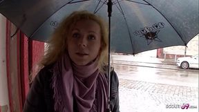 Deutsche Hausfrau bei echten Strassen Casting in Berlin f&uuml_r Geld AO gefickt - German MILF