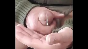 belle branlette, grosse &eacute_jaculation, l&eacute_chage de sperm, vid&eacute_o compl&egrave_te non flout&eacute_e.