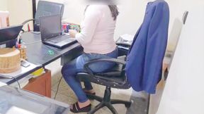 I finally got my coworker to fuck me in my office parte 1
