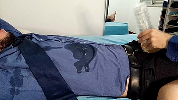 Gozou no meu terno e gravata sem tocar