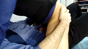 Gozou no meu terno e gravata sem tocar