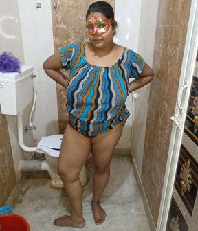 Bhabhi ji bathroom me nangi hoke apni rasile chut ka Pani aapko pilaya.