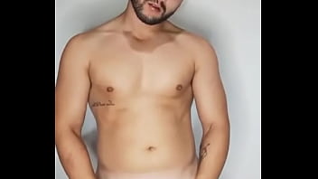 Gostoso Latino batendo punheta e mostrando sua bunda gostosa