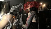 Mistress italiana riempie il culo del sottomesso di oggetti e lo fista