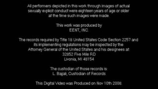 Heta unga John Magiatti avsugning avrunkning leder till massiv cumshot på hans trånga röv från stor kondom-täckt kuk