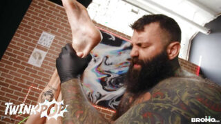 Kouření, honění, kostým – potetovaní Lev Ivankov a Markus Kage s velkými penisy šukajícími do zadku