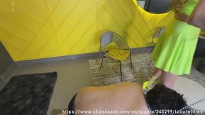 Diosa Julieta Hace limpar sus zapatos y pisa a su esclavo - Goddess Julieta has her shoes cleaned and steps on her slave