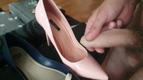Pink heels cuming, blue balerinas