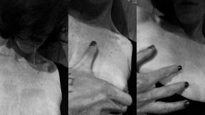 tellement excitee que je masse les seins avec ma salive toute chaude lors ...