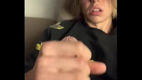 РУССКИЙ 18 ЛЕТНИЙ МИЛЫЙ МАЛЬЧИК ДРОЧИТ И КОНЧАЕТ В ТИК ТОКЕ