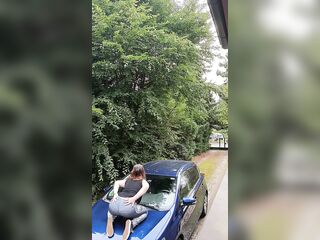 Hawt, pale butt on the bonnet ?