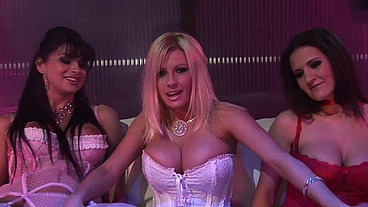 Michelle Thorne Tries Out Being A Lesbian