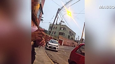 Anal a gordita pillada en la calle : ella no quería coger, pero al final terminó dando el culo en una habitación con poca luz.