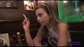 La ragazza &egrave_ sola e triste nel bar e accetta l'_invito di due anziani a scopare con loro