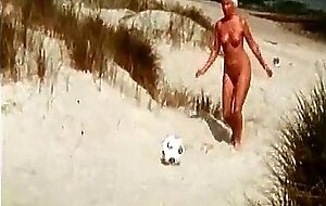 Vintage German Nudists at the Beach - Sonnenfreunde 1980