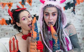 Skinny girls Anuskatzz and Stacy Bloom enjoy extreme anal fun