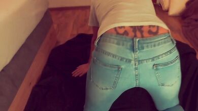 Knieend in nasse Jeans gepinkelt und gejizzed vom Doggystyle