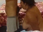 Me Hace. Un. Oral. De. Rodillas.