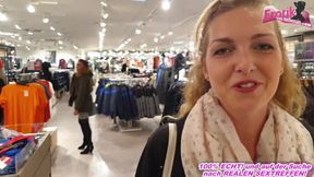 zwei frauen reißen einen mann beim shoppen auf